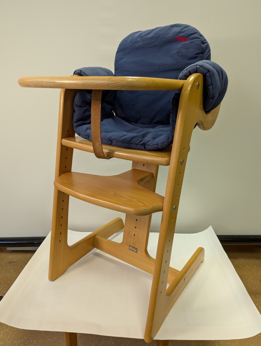 Kinderhochstuhl aus Holz mit blauem Sitzpolster